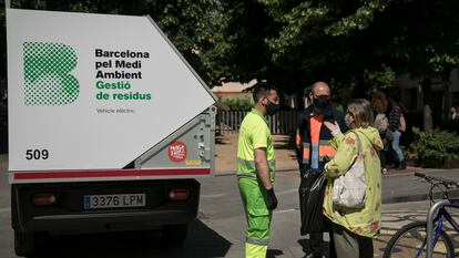 Recogida de basura puerta a puerta en Sant Andreu, en Barcelona.