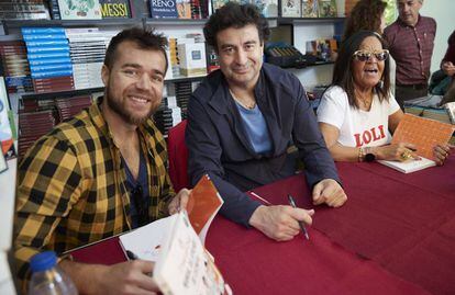 Pepe Rodriguez y concursantes de Masterchef en la Feria del Libro.