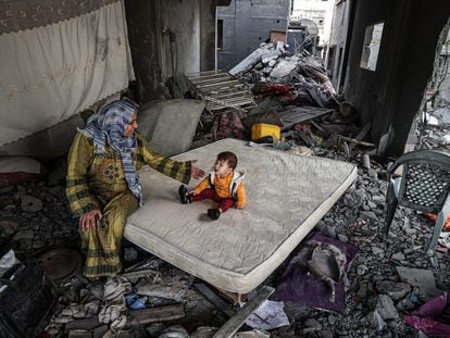 Una mujer palestina y su hijo, en el interior de una casa bombardeada en Gaza. Imagen tomada por el fotógrafo palestino Ali Jadallah.