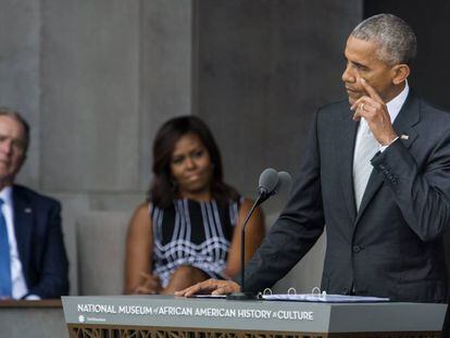 Obama se seca una lágrima ante la mirada de la primera dama, Michelle Obama, y el expresidente George W. Bush.