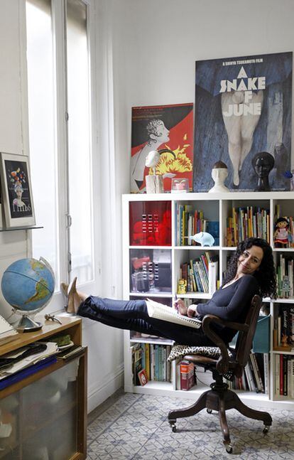 Foto de Ana Juan en su estudio en abril de 2009.