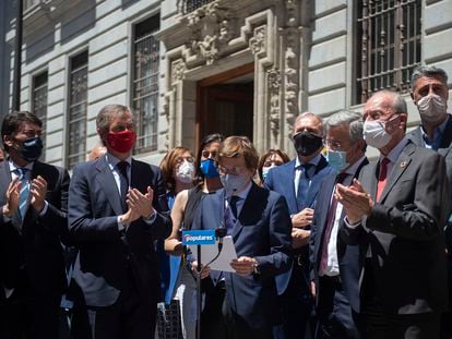 El portavoz nacional del PP y alcalde de Madrid, José Luis Martínez-Almeida, lee un manifiesto durante una concentración a las puertas del Ministerio de Hacienda para pedir más fondos para los Ayuntamientos.