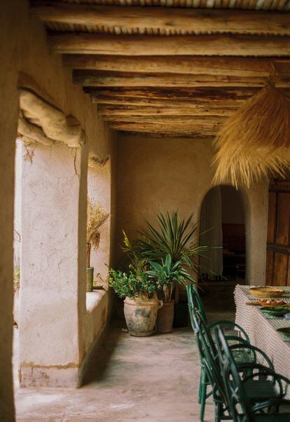 The garden dining room of an old Berber farm located on the edge of the Agafay desert renovated by Studio KO.