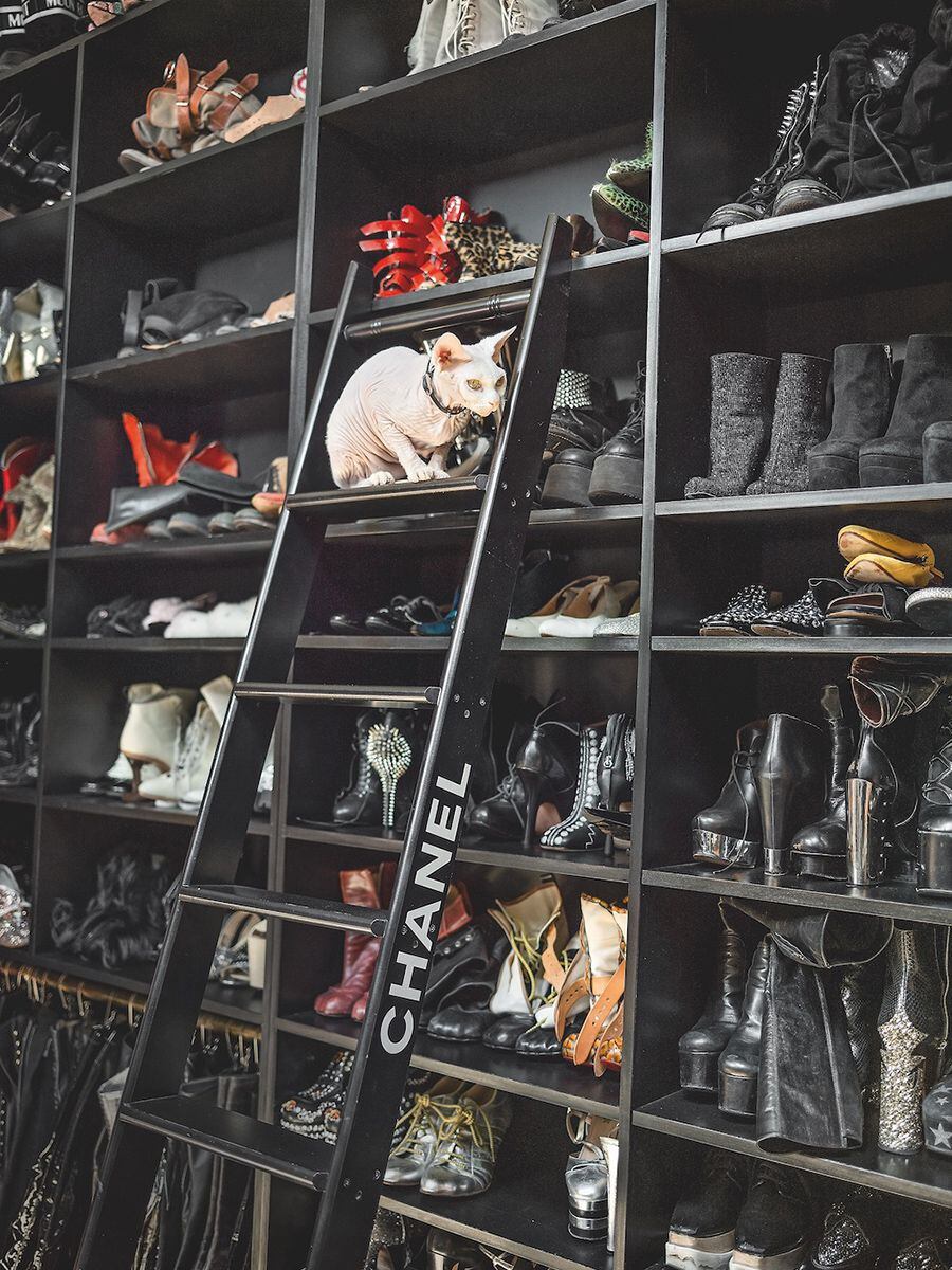 Akerlund se define como una «freak de los accesorios». En la imagen, una parte de su extensa colección de zapatos.