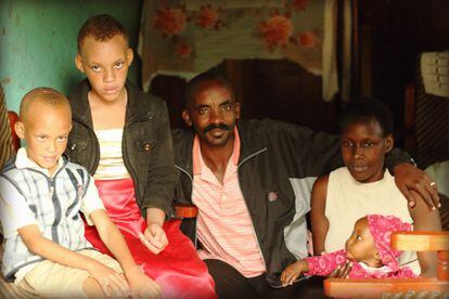 David Mugabo y su mujer Martha tienen cuatro hijos. Dos de ellos, Grace y Emmanuel, son albinos. Viven en el pueblo de Kabale, en Uganda, escondidos de los brujos que persiguen a los albinos para sus rituales de magia negra.