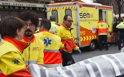 Miembros del SEM atienden a un herido en la Rambla de Catalunya de Barcelona.