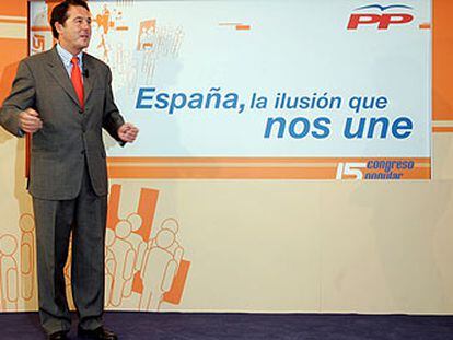 El coordinador de comunicación del PP, José María Michavila, ante el cartel del 15º congreso.