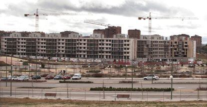 Gr&uacute;as en las obras de construcci&oacute;n de bloques de vivienda nueva en Madrid.