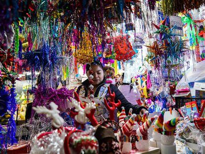 Una mujer vende adornos navideños en el Mercado Jamaica en la Ciudad de México, este diciembre.