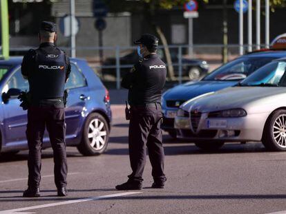 Dos agentes de la Policía Nacional durante un control policial en una calle de Móstoles, Madrid (España)