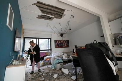 Una mujer inspeccionaba este viernes los daños sufridos en su casa, en la localidad israelí de Sderot, por un cohete lanzado desde Gaza.