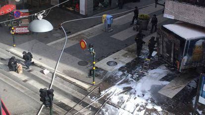 La policía sueca confirma que un hombre ha sido detenido en relación al atentado. En la imagen, vista del lugar donde se ha incrustado el camión que antes ha arrollado a la multitud en el centro de Estocolmo.
