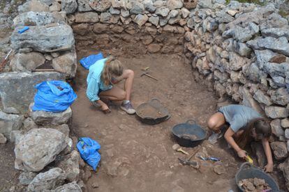 Estudiantes de arqueología excavando en el yacimiento de Torre d’en Galmés.