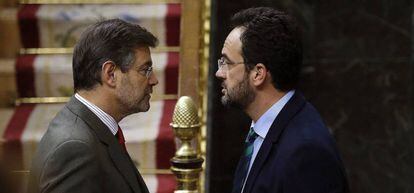 El ministro de Justicia, Rafael Catalá, y el portavoz del PSOE en el Congreso, Antonio Hernando, en una imagen de archivo.