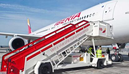 Escalerilla de embarque de un A330 en Barajas.