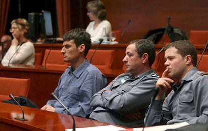 Varios miembros de los Grupos de Refuerzo de Actuaciones Forestales, durante su comparecencia en la comisión. Al fondo, la directora general de Prevención y Extinción de Incendios, Olga Lanau.