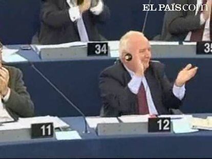 Los eurodiputados han aprobado por mayoría absoluta en Estrasburgo la candidatura de José Manuel Durão Barroso para un segundo mandato de cinco años al frente de la presidencia de la Comisión Europea. El resultado de la votación fue: 382 votos a favor, 219 votos en contra, 117 abstenciones. Había 718 eurodiputados presentes (el hemiciclo alberga 736 escaños).