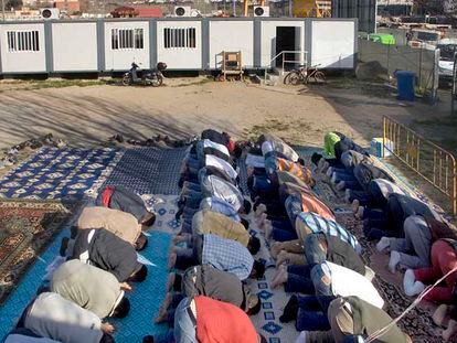 Los musulmanes de Badalona y Santa Coloma comparten el barracón-mezquita de Can Zam.