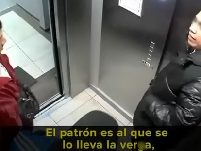 Dos de los implicados en el atentado en contra de Ciro Gómez Leyva conversan tras el ataque, en una captura de un video difundido por el periodista.