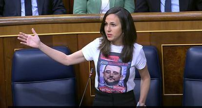 La ministra de Derechos Sociales, Ione Belarra, en el Pleno del Congreso de este miércoles, con una camiseta del hermano de la presidenta Ayuso.,