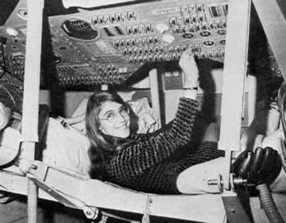 Margaret Hamilton en un módulo de mando del programa Apolo.