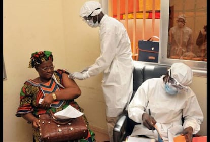 Entre 2014 y 2015 la epidemia del virus del ébola ha matado a más de 11.000 personas en todo el mundo. Tras el brote que surgió en el verano de 2014, un grupo de científicos comenzó una investigación en busca de una vacuna contra el virus, que fue finalmente desarrollada y probada en marzo de este año en Guinea. En julio, la Organización Mundial de la Salud (OMS) anunció que tiene una efectividad del 100%. Aunque la vacuna parece totalmente efectiva, un panel internacional de expertos ha determinado que el ensayo debe seguir para probar si genera inmunidad de grupo, es decir, si consigue que el virus deje de propagarse aunque haya una buena parte de la población que no esté vacunada.