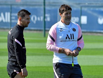 Pochettino junto a Messi en un entrenamiento del PSG la temporada pasada.