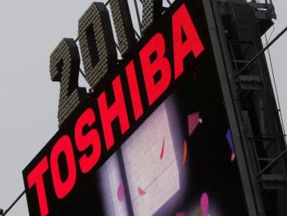 Un logo de Toshiba celebrando el a&ntilde;o 2017 en Times Square en Manhattan, Nueva York.