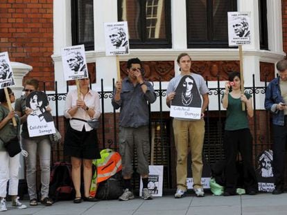 Simpatizantes de Julian Assange se manifiestan frente a la Embajada de Ecuador de Londres.