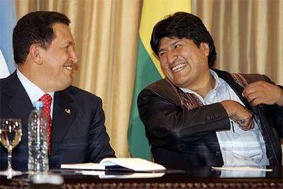 El presidente venezolano, Hugo Chávez (izquierda), y su homólogo boliviano, Evo Morales, el jueves en Puerto Iguazú (Argentina).