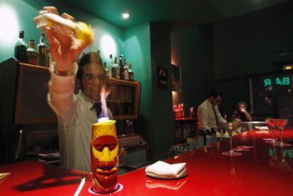 Un camarero prepara una de las especialidades tropicales de la coctelería Tahití, en el número 39 de la barcelonesa calle de Joaquim Costa