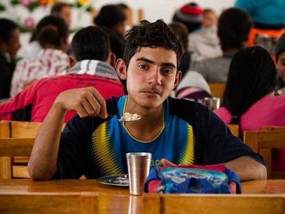 Migrante venezolano en un comedor en Ecuador. 