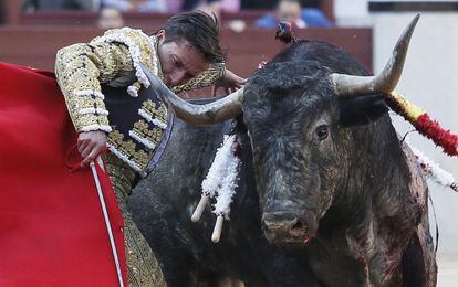 Diego Urdiales con su primer toro en la Feria de Oto&ntilde;o 2014 de Madrid.