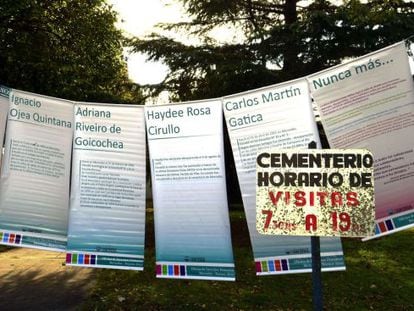 Carteles con nombres de desaparecidos en la entrada del cementerio de Mercedes, localidad natal de Videla.