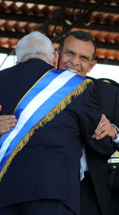 Roberto Micheletti se abraza el jueves a Porfirio Lobo.