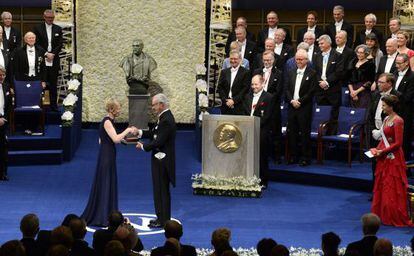 Jenny Munro, hija de la escritora Alice Munro, recoge el Nobel de Literatura concedido a su madre de manos del rey Carlos Gustavo de Suecia.