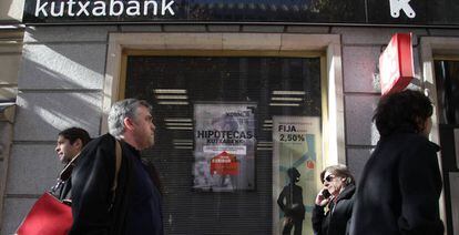 Un cartel anuncia hipotecas a inter&eacute;s fijo en una oficina de Kutxabank, una de las entidades que comercializa hipotecas a tipo fijo m&aacute;s baratas.