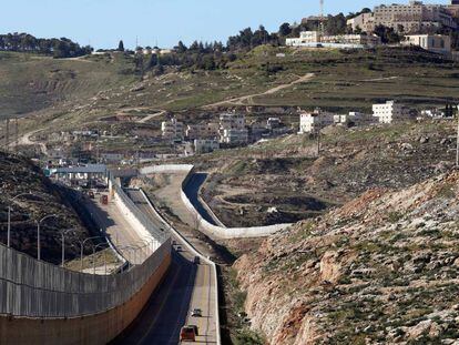 Carretera segregada para israelíes y palestinos en Jerusalén Este.