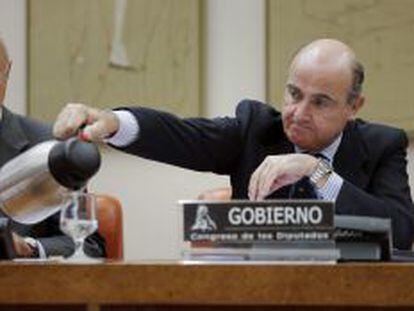 El ministro de Econom&iacute;a, Luis de Guindos, durante su comparecencia, a petici&oacute;n propia, ante la comisi&oacute;n correspondiente del Congreso