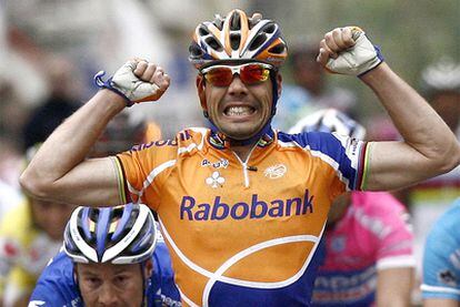Óscar Freire, celebra en la meta su segunda Milán-San Remo, en 2007.