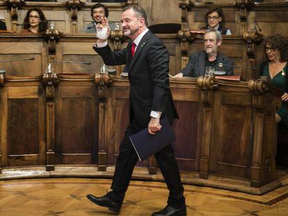 Alfred Bosch se despide de los otros concejales de Barcelona tras tomar posesión como consejero de Acción Exterior.