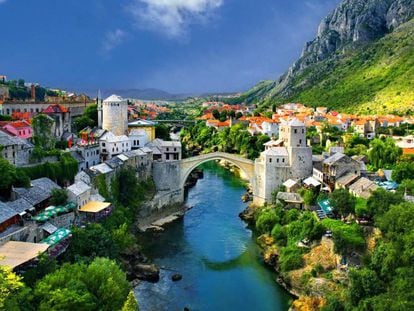 El puente Stari Most es el monumento más emblemático de Mostar, en Bosnia y Herzegovina.
