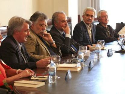 De izquierda a derecha, Teresa Gim&eacute;nez-Candela; Antonio Rovira, Joaqu&iacute;n Estefan&iacute;a; Ignacio Polanco; Basilio Baltasar, Jes&uacute;s Moster&iacute;n y Javier S&aacute;daba, en la presentaci&oacute;n del libro &#039;El Derecho de los animales&#039;. 