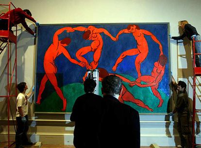 Varios operarios cuelgan ayer en la Royal Academy <i>La danza,</i> de Henri Matisse (1910), cedido por el Ermitage para la exposición.