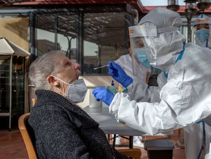 Una sanitaria realiza una prueba PCR a una mujer, la semana pasada en Barcelona.