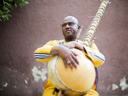 El músico senegalés Ablaye Cissoko abrió en 2015 en Saint Louis una escuela dedicada en exclusiva a la kora. Su sueño es que este instrumento se toque tanto como la guitarra