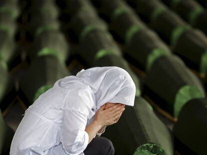 Una mujer bosnia musulmana llora sobre el ata&uacute;d de un familiar uno de los 175 v&iacute;ctimas identificadas en la matanza de Srebrenica en 1995.
