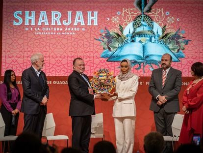 Khoula Al Mujaini, Directora de Ferias y Festivales de la Autoridad del Libro de Sharjah, recibe un obsequio de Brian Glynn, representante de la Unión Europea, durante la ceremonia de cambio de estafeta del país invitado en la FIL de Guadalajra, el 4 de diciembre de 2022. 