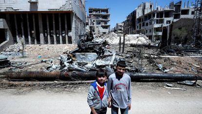Dos niños en una calle en ruinas en Duma, Guta Oriental, cerca de Damasco.