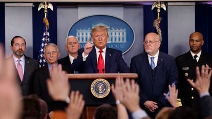 Donald Trump, en el centro, junto a Robert Redfield (a su izquierda), en una rueda de prensa la semana pasada.